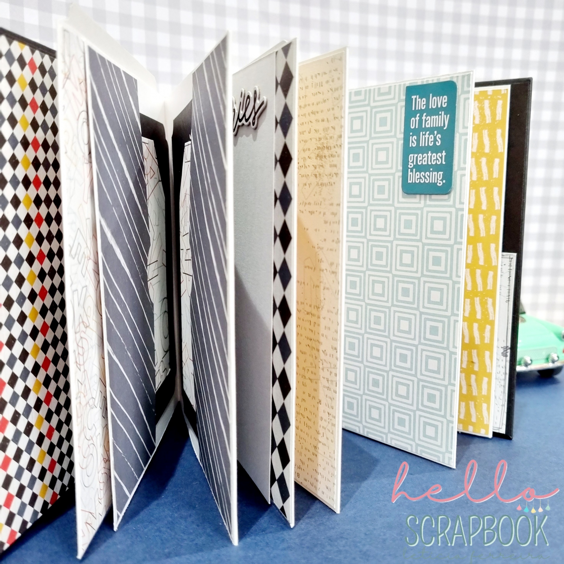 Álbum scrapbook aberto com páginas coloridas e padrões geométricos