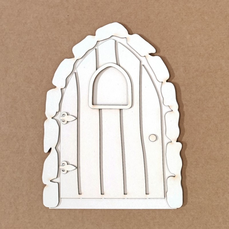 Porta decorativa branca em madeira com design arqueado