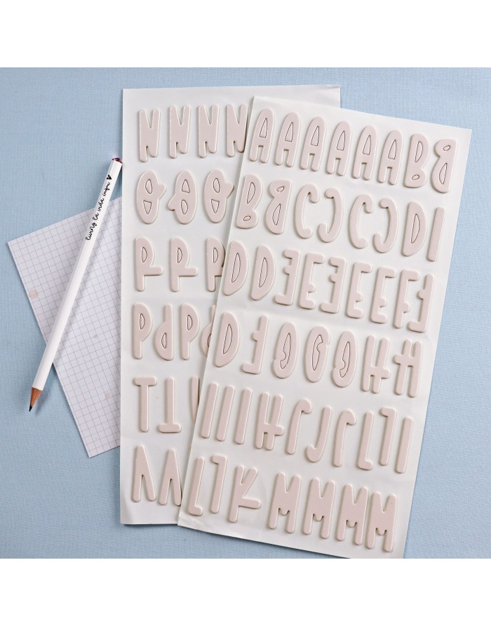 Folhas de autocolantes com letras adesivas em bege e lápis branco com texto preto