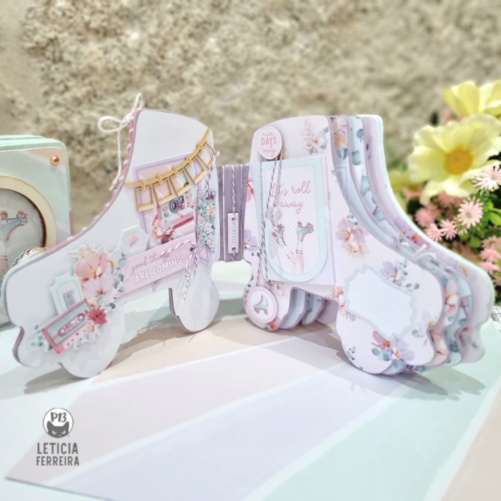 Bloco de papel formato patins com decoração floral e desenhos de veados