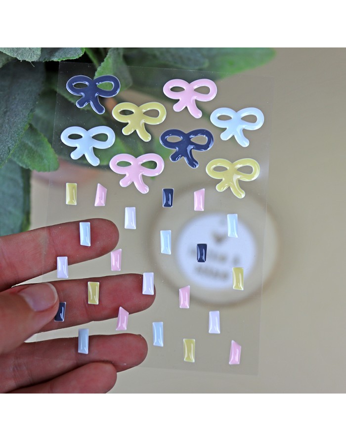 Cartela translúcida com autocolantes coloridos de laços e tiras