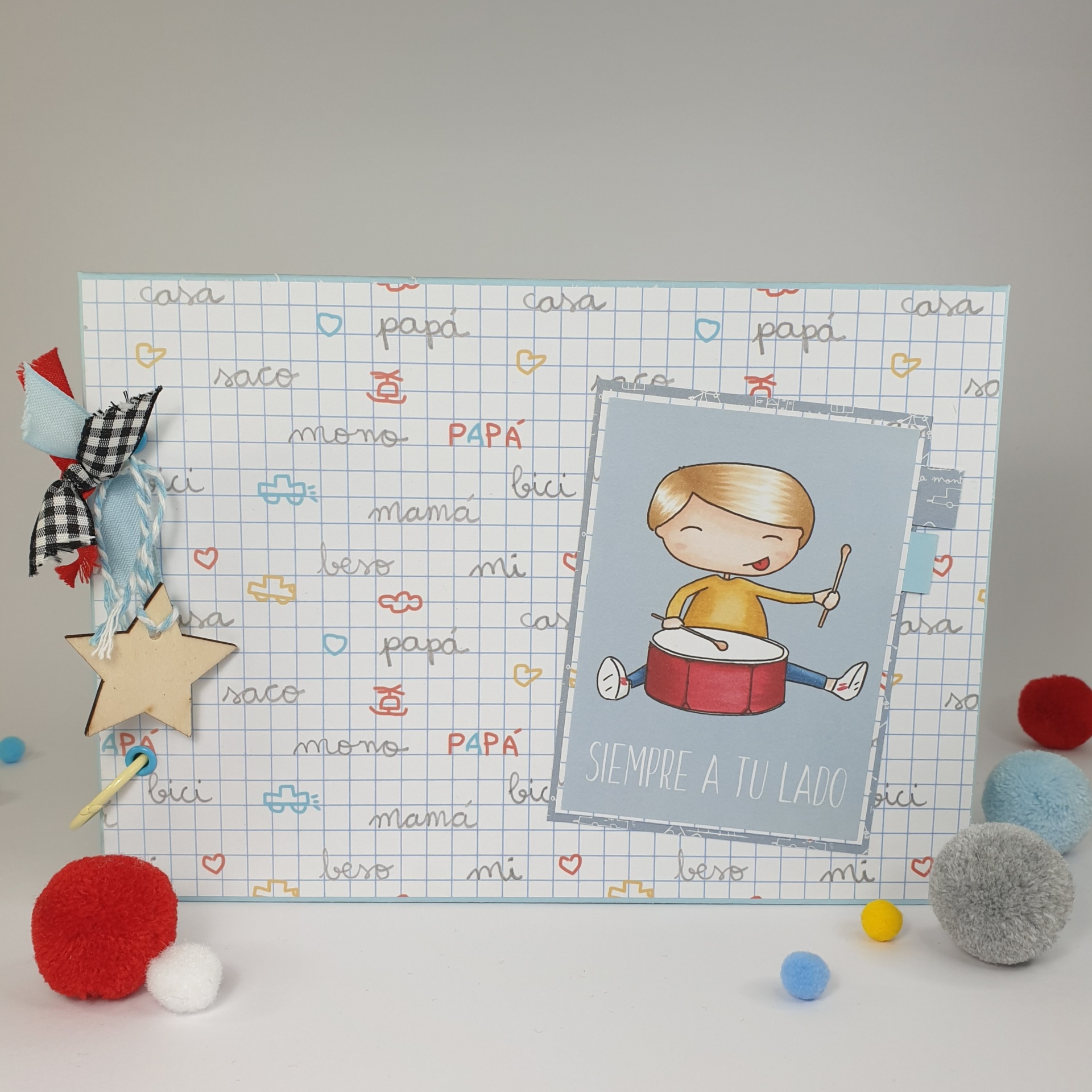 Postal azul com desenho de menino a tocar bateria e letras SIEMPRE A TU LADO