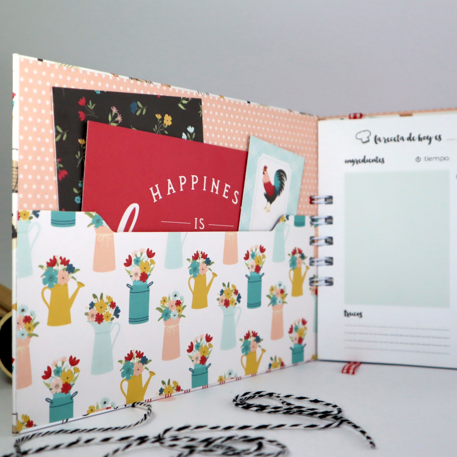 Agenda aberta com divisórias e cartão coloridos, página com texto em espanhol