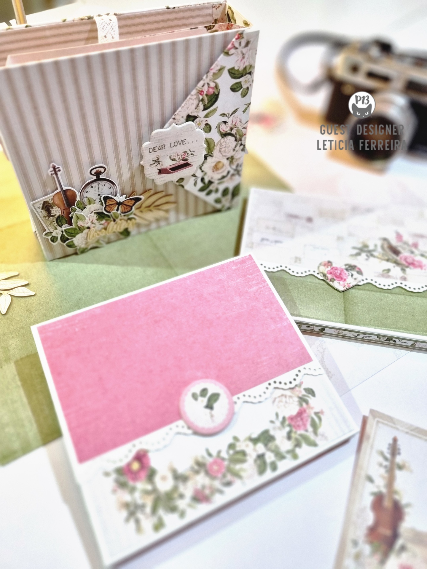 Artigos de papelaria decorativa com padrões florais e listras, em tons pastel, com etiquetas e recortes detalhados.