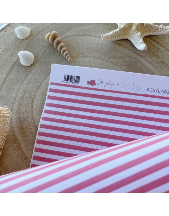 padrão de riscas rosa e branco em papel com código de barras e texto, sobre areia com conchas e estrela-do-mar