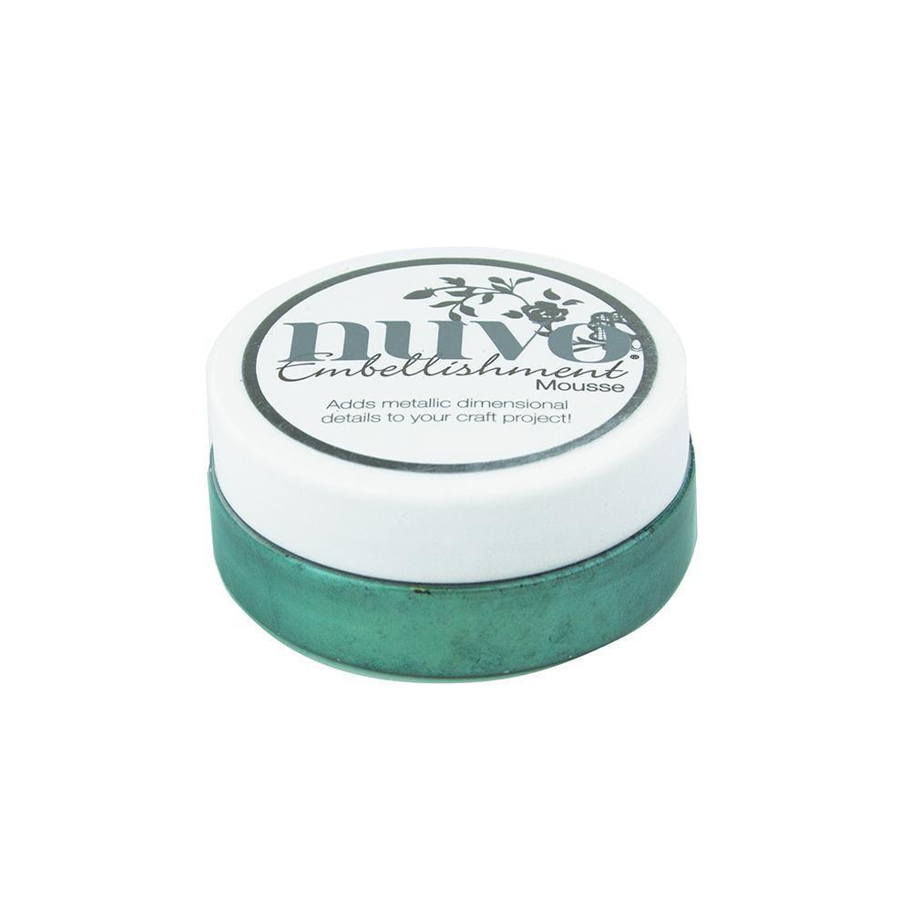 Frasco pequeno redondo de mousse verde metálico com tampa branca e texto impresso