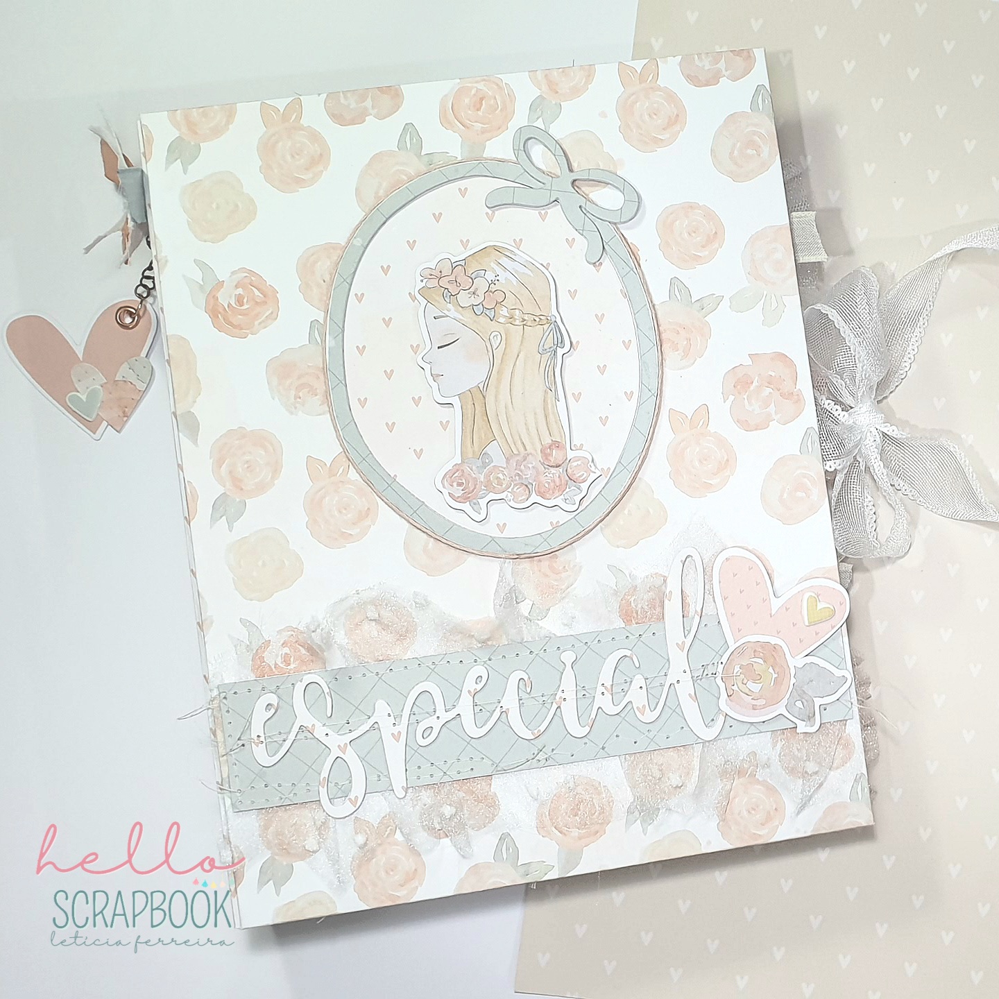 Livro scrapbook com capa floral e desenho de rapariga