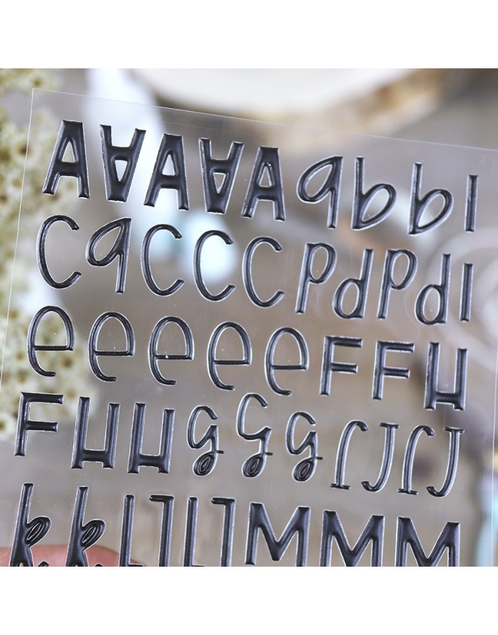 Folha transparente com letras autocolantes pretas em relevo