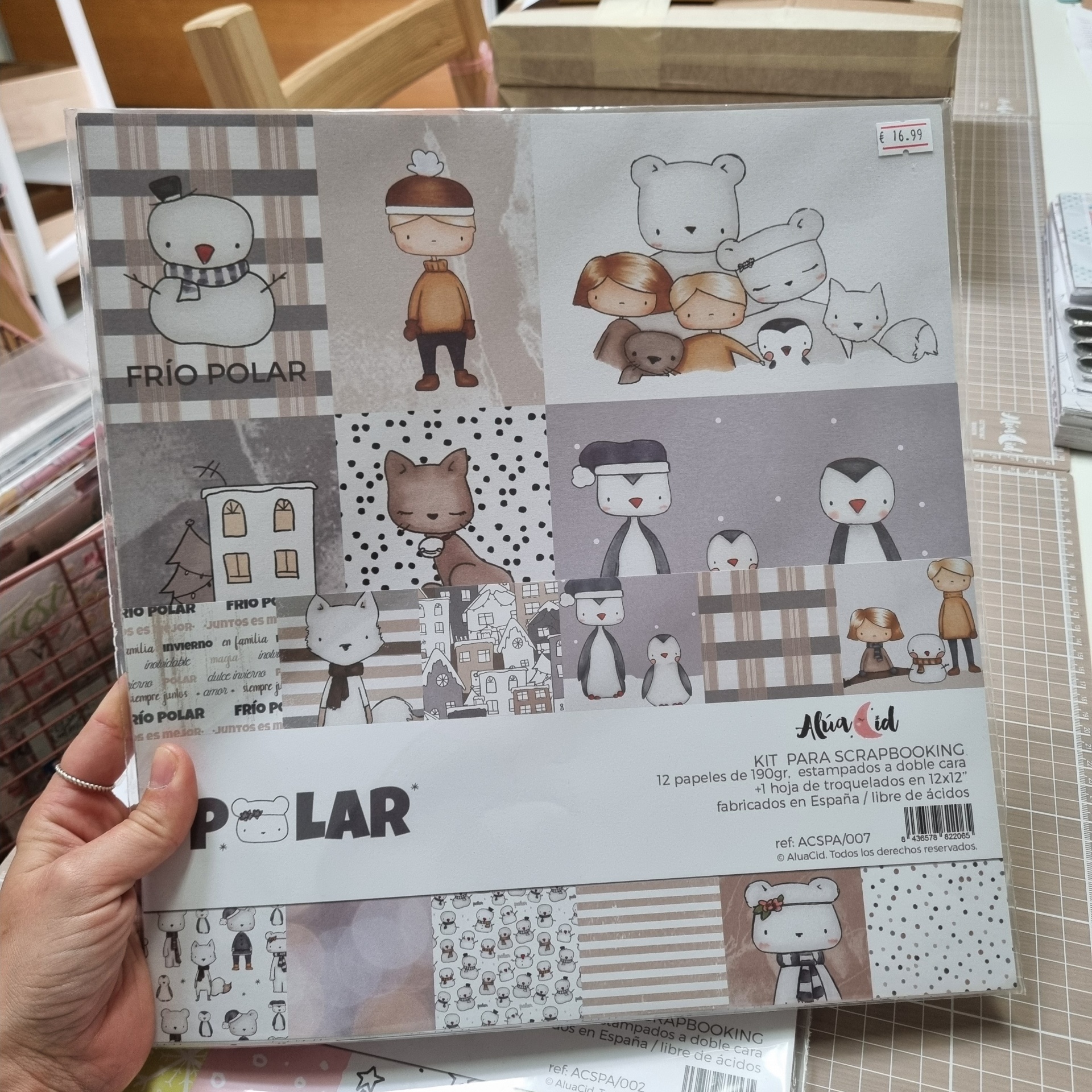 Kit para scrapbook com desenhos de inverno e animais em tons neutros e preço €16,99