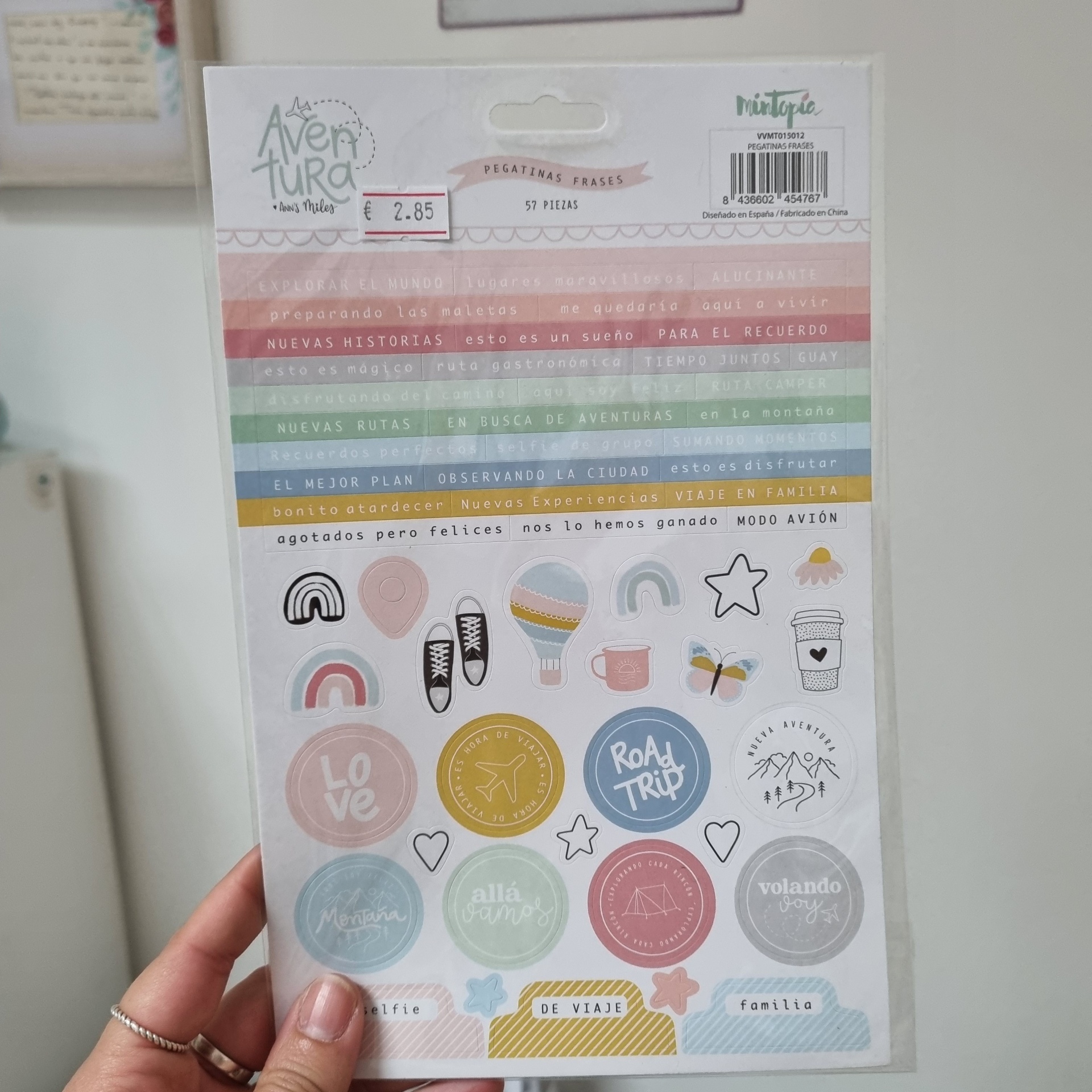 Pack de autocolantes com frases coloridas para viagens e aventuras em embalagem branca.