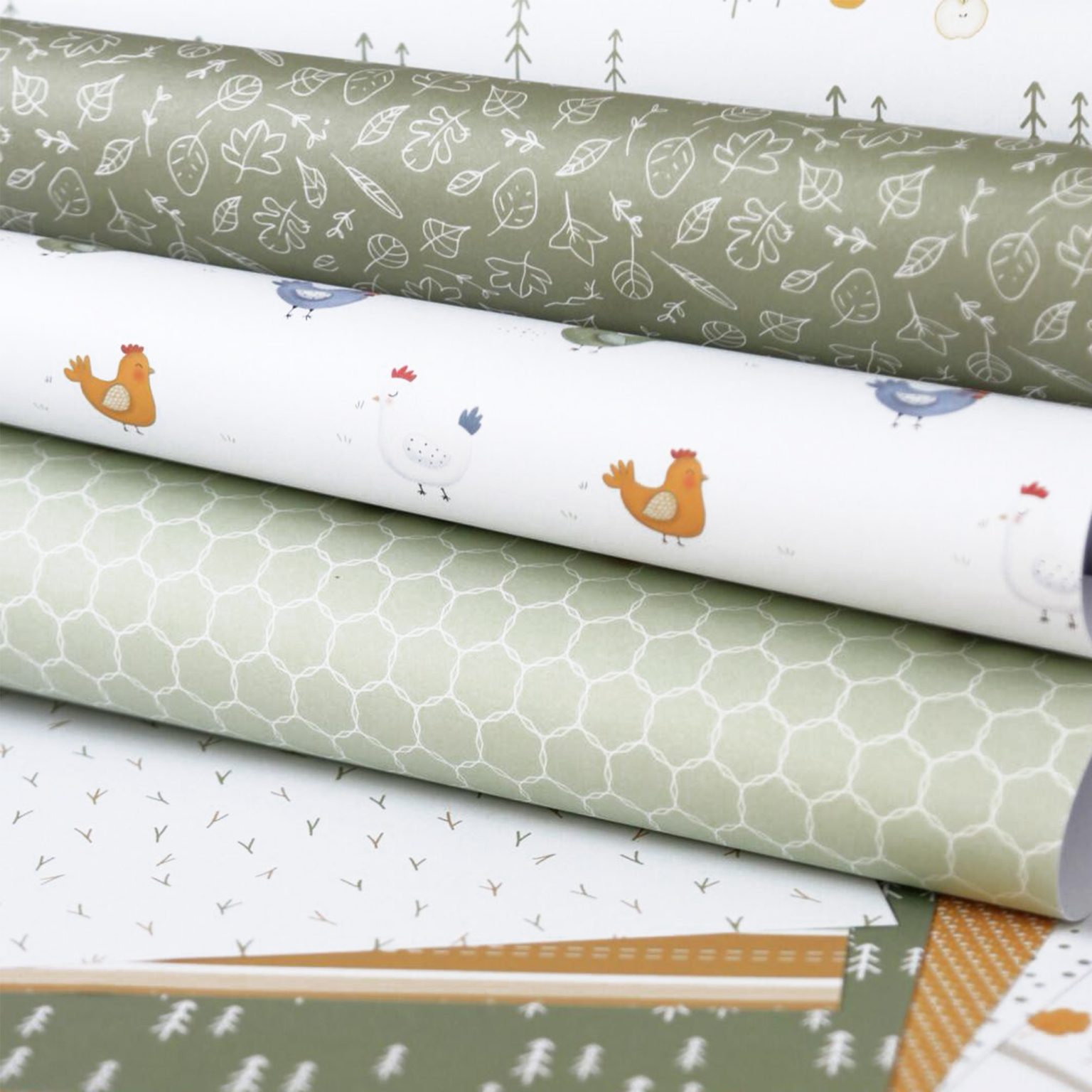 Rolos de papel de embrulho com padrões de folhas, galinhas e malha