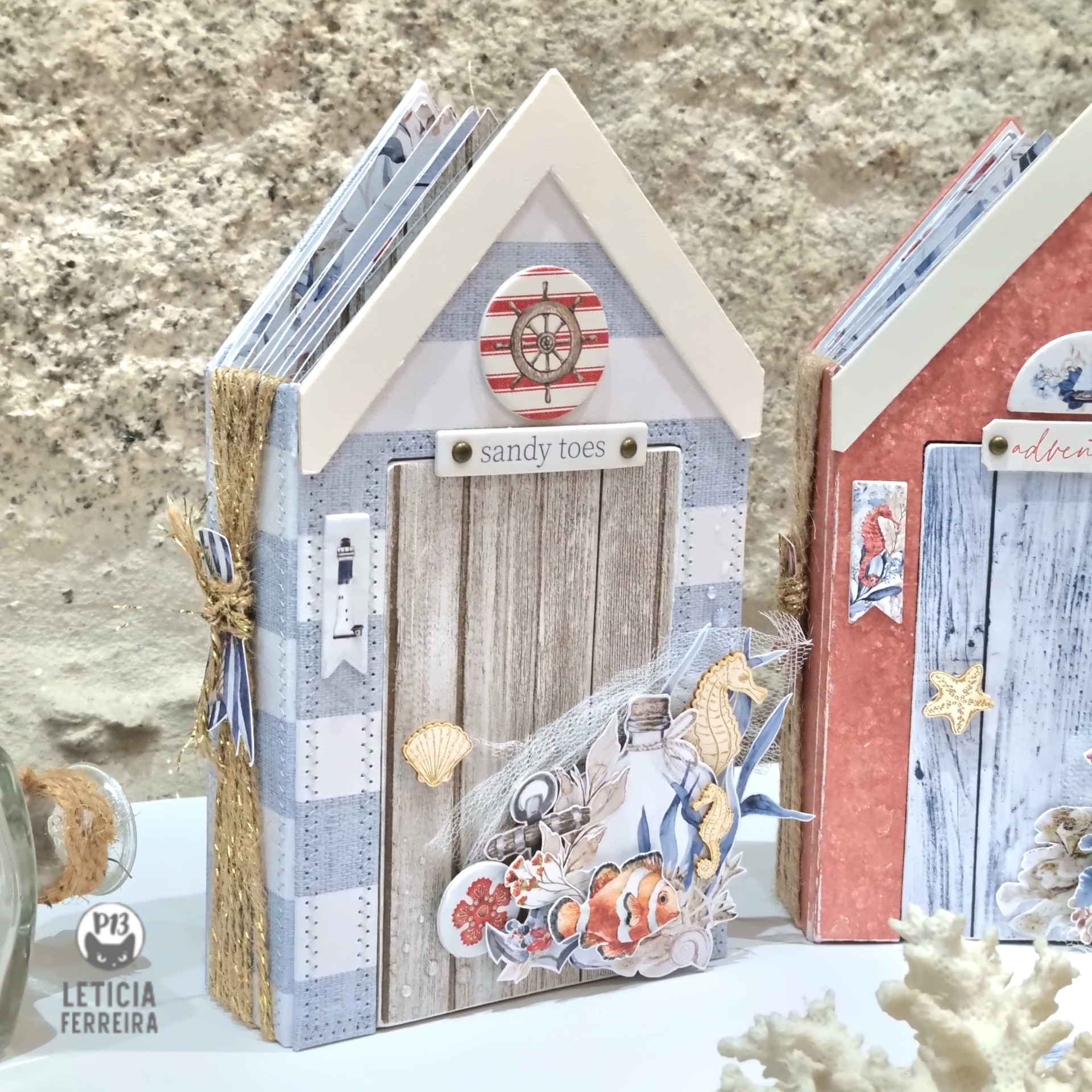 Livro decorativo em forma de casa com tema marítimo e texto 'sandy toes'