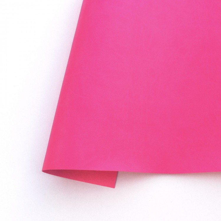 Folha rosa lisa sobre fundo branco