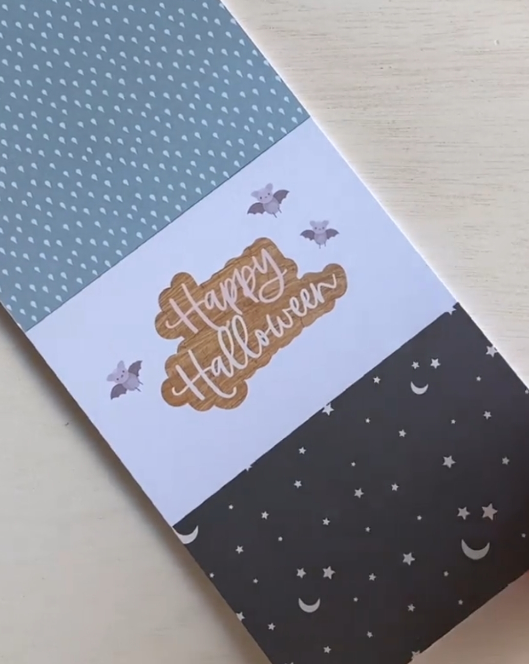 Papel de embrulho Halloween com padrões e texto