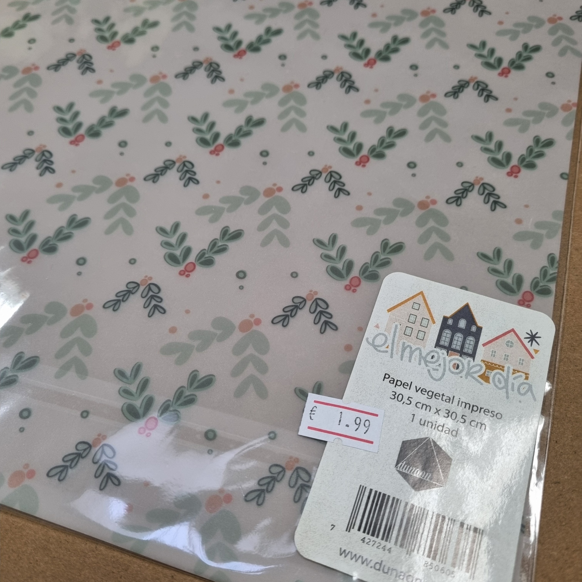 Papel vegetal impresso com padrão floral em embalagem com etiqueta e preço