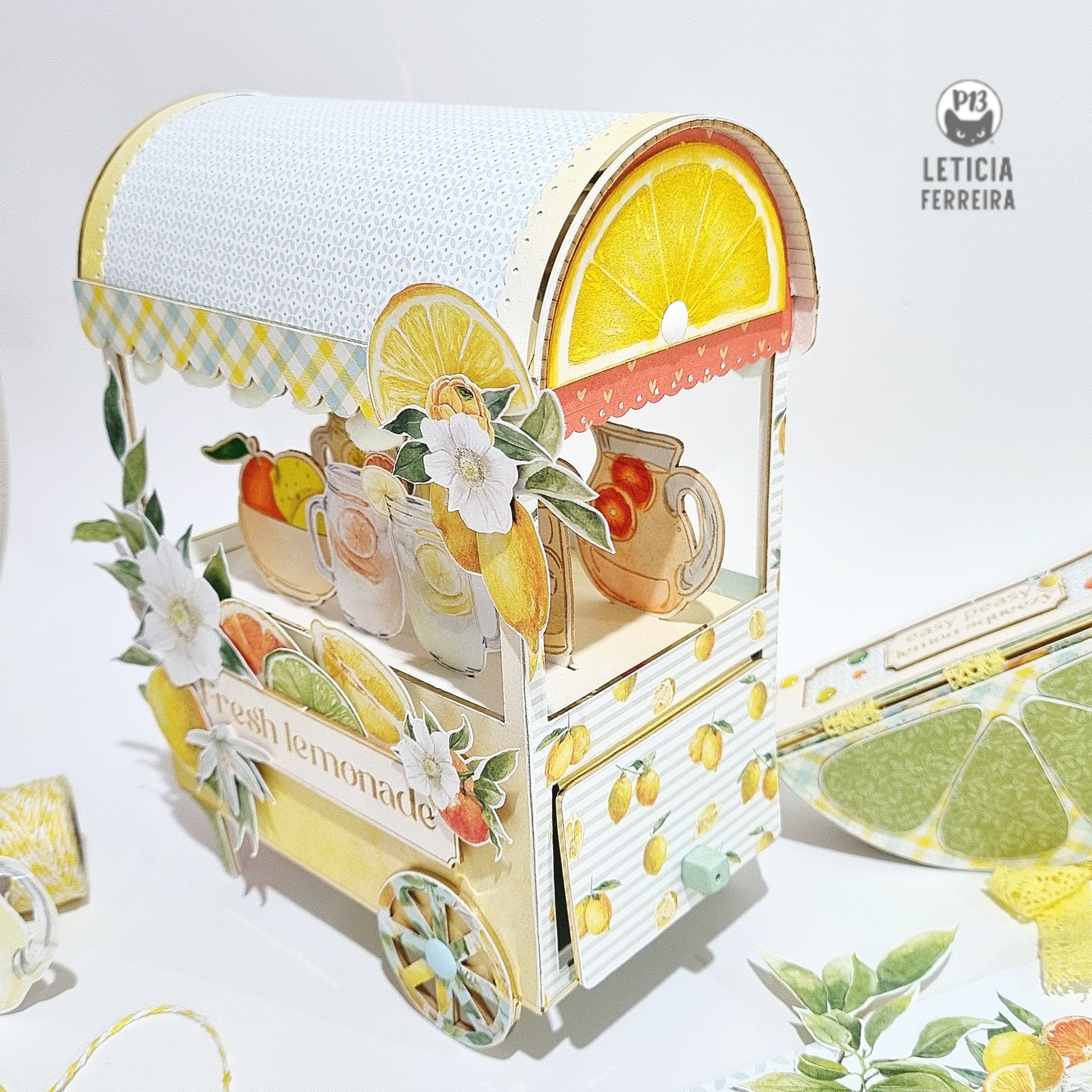 Carrinho decorativo de papel com tema de limonada e flores