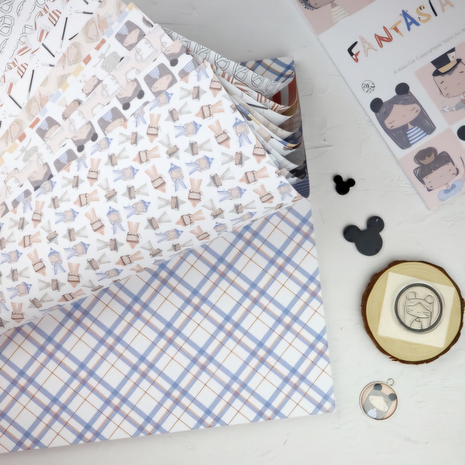 Folhas decorativas com padrões de coelhos e risca azul, adesivos FANTASIA com ícones de cabeça de rato