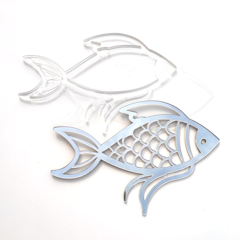Dois peixes decorativos, acrílico transparente e metal prateado sobre fundo branco