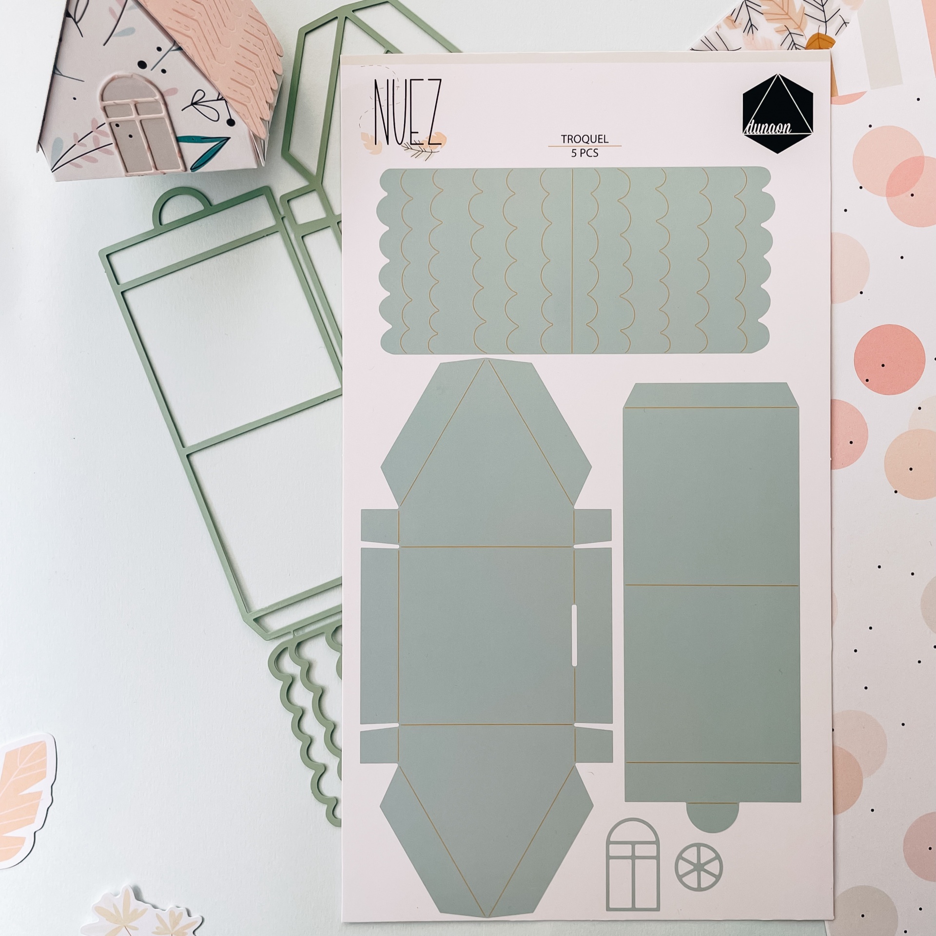 Conjunto de corte para caixas em papel verde claro com padrões de linha dourada e acessórios de papel