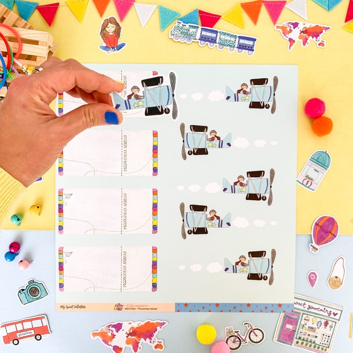 Folha de autocolantes com carros e espaço para escrita sobre fundo azul claro