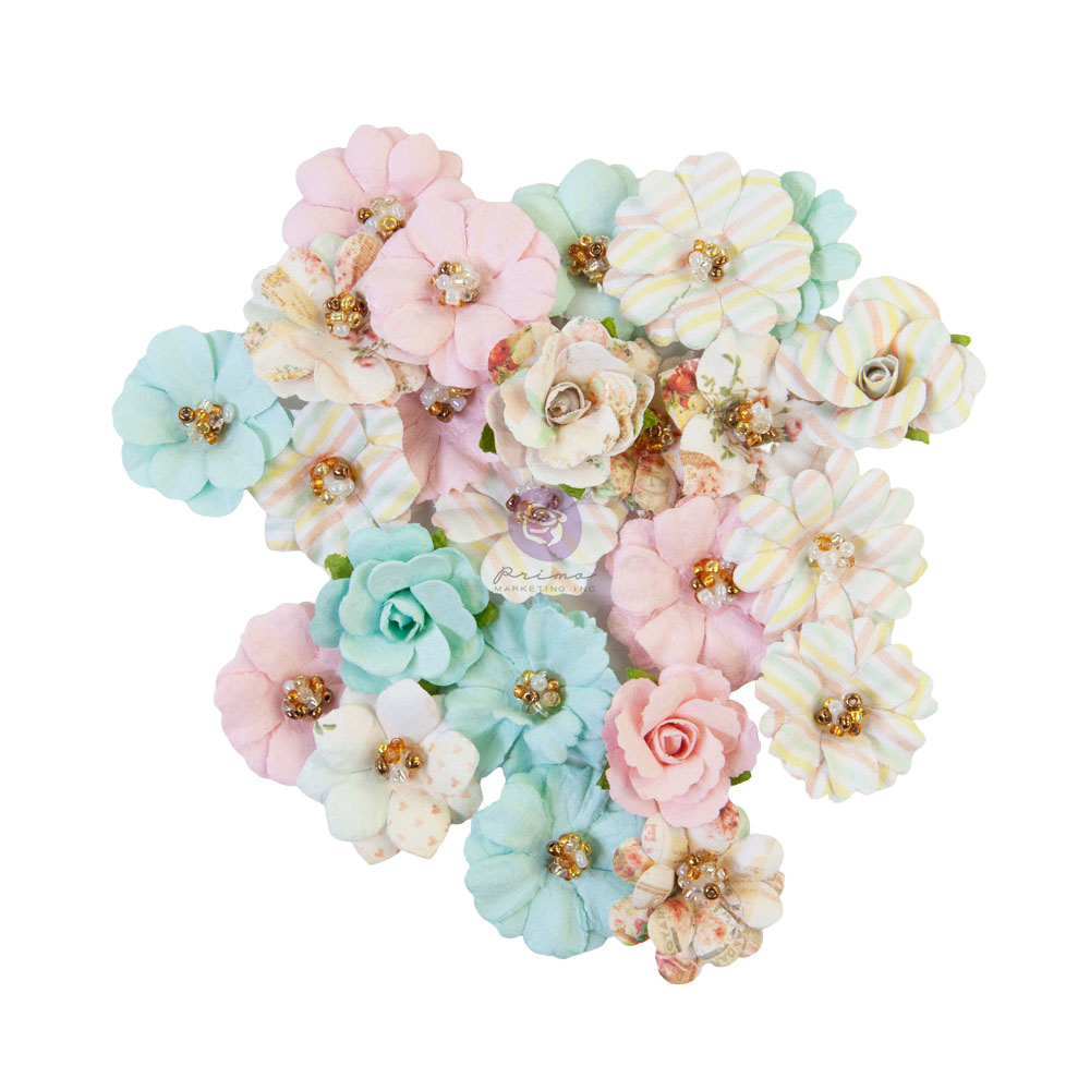 flores decorativas em tecido com várias cores pastel e detalhes dourados no centro