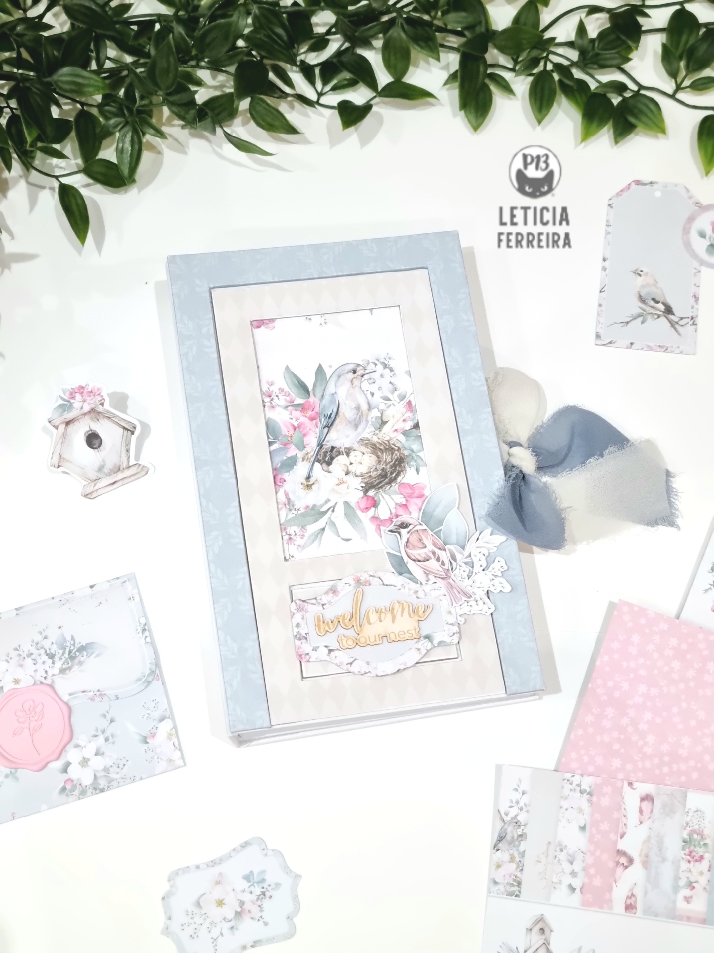 Conjunto de papelaria com temas florais e de pássaros em tons pastel e fundo branco