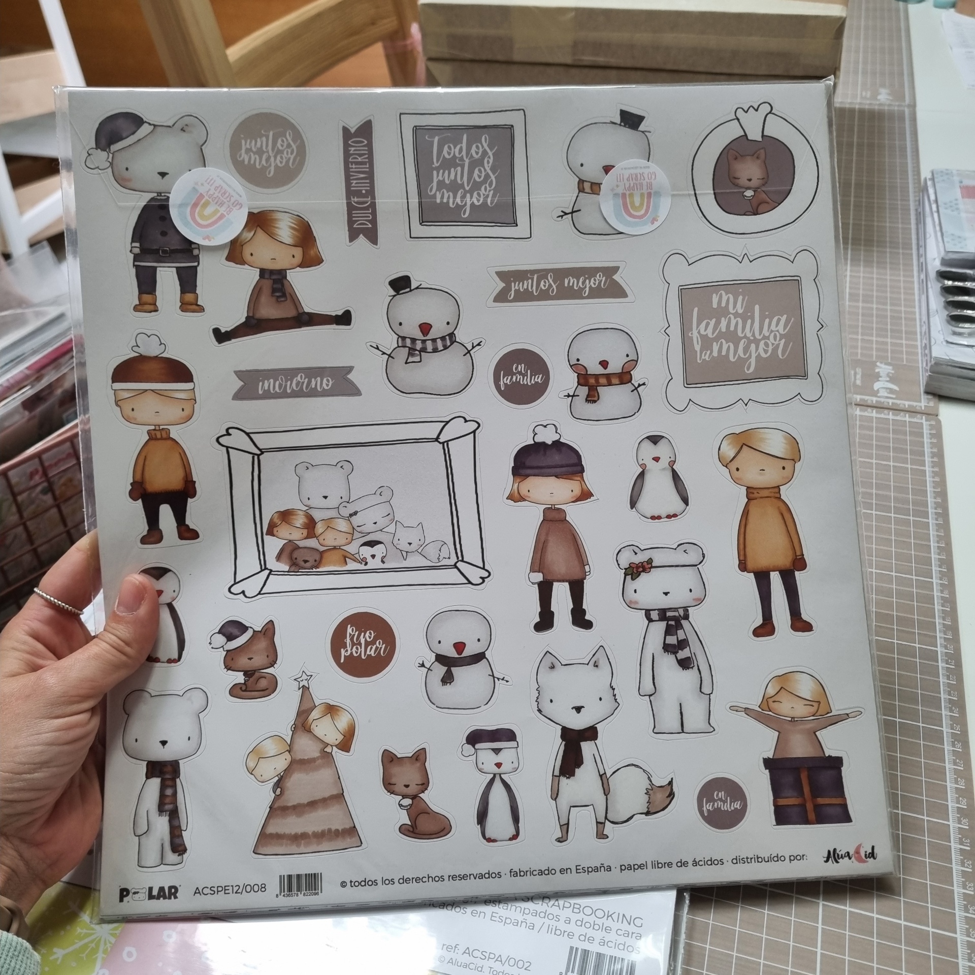 Sheet de adesivos com desenhos de bonecos e texto em espanhol em fundo branco