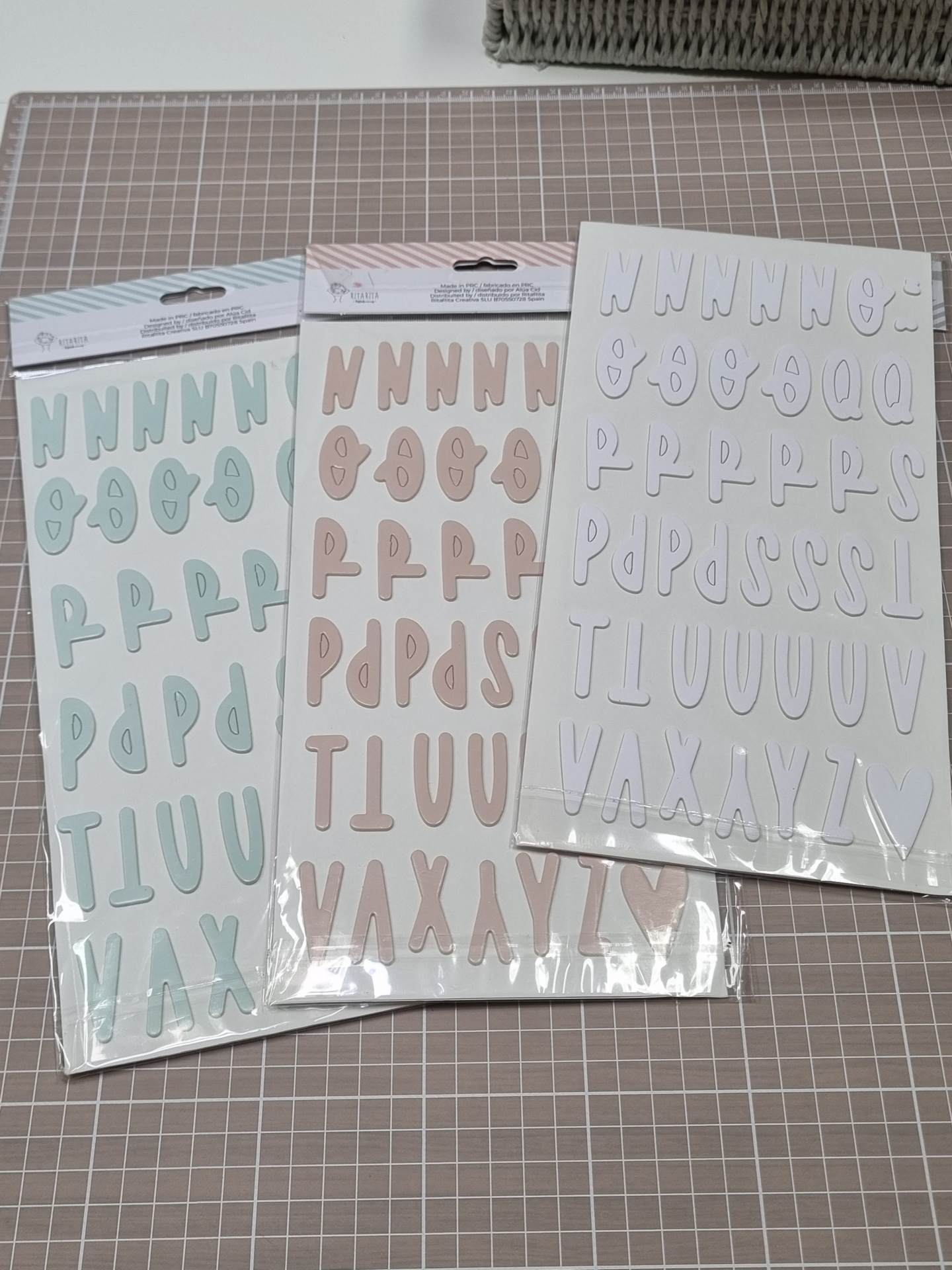 Folhas de autocolantes de letras coloridas em embalagem