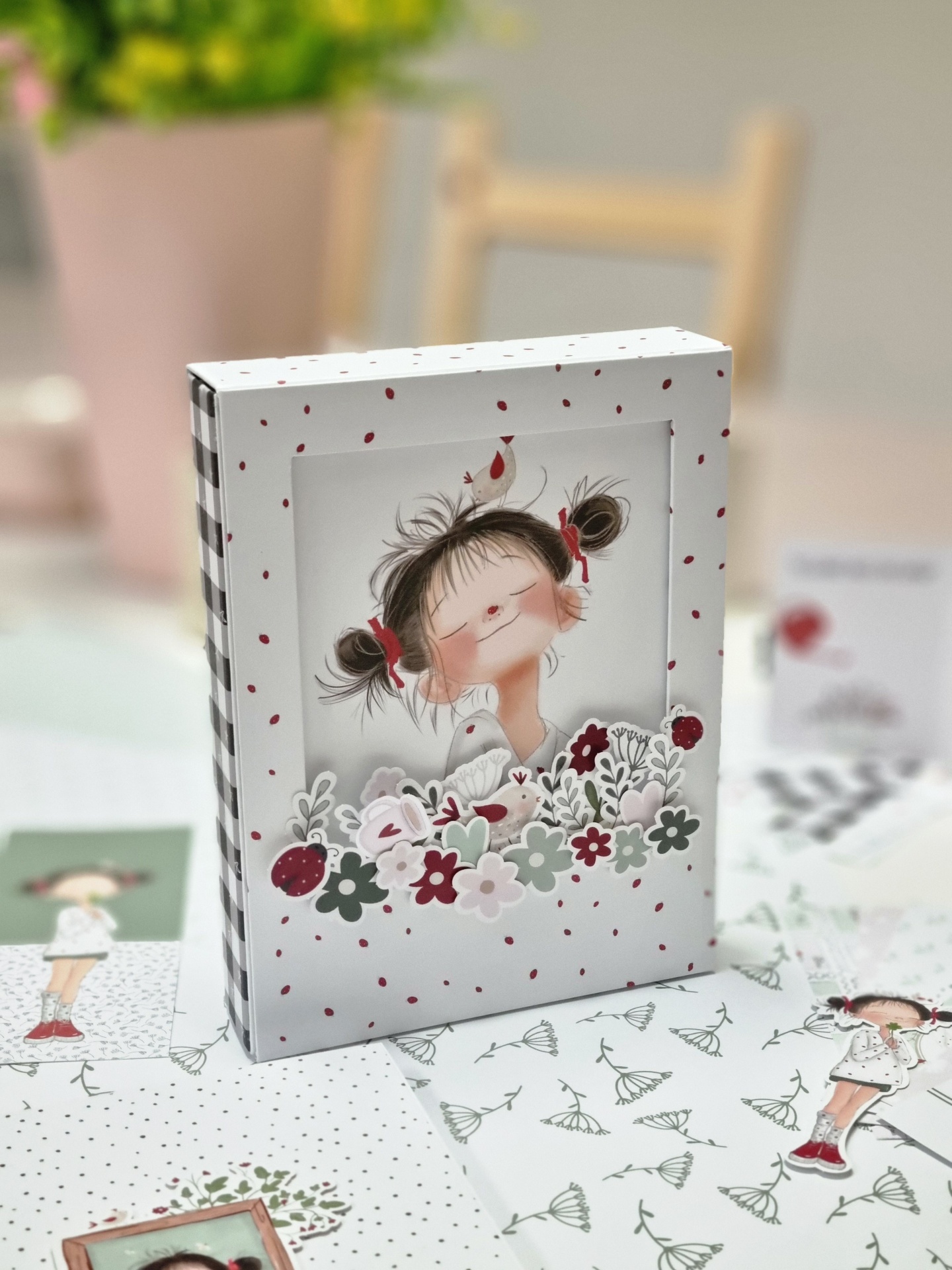 Caixa decorativa com ilustração de menina e flores