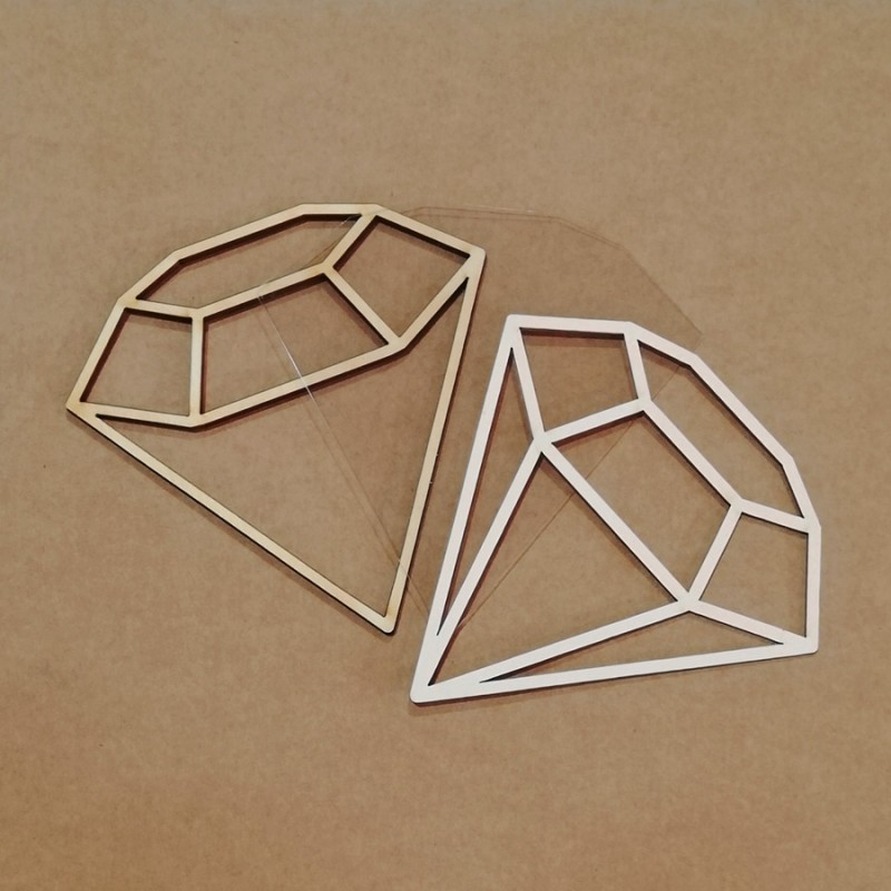 Dois moldes de diamante em madeira, um natural e outro branco, sobre fundo castanho