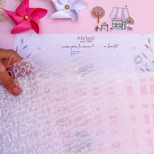Folha translúcida com letras brancas e desenhos em fundo rosa