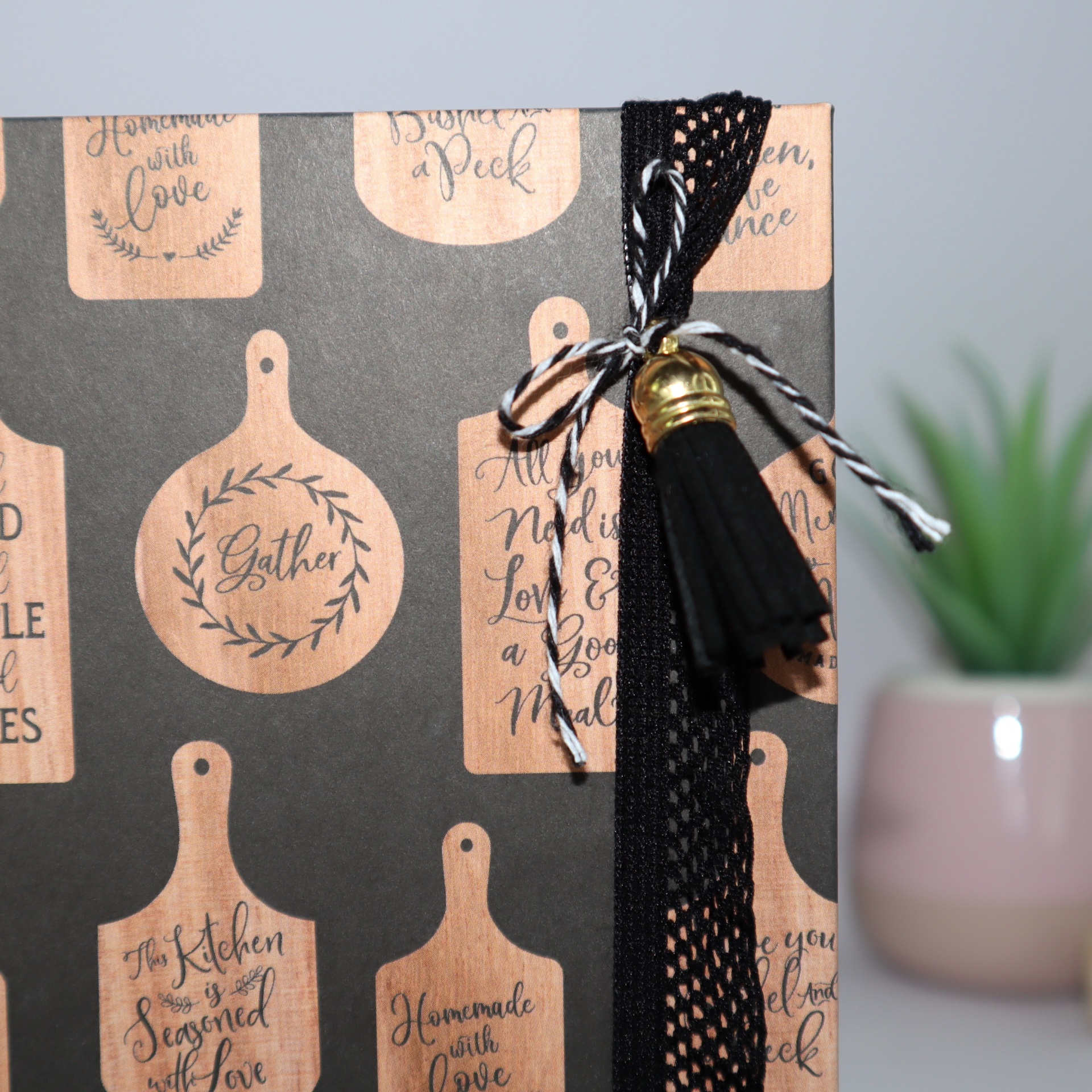 Papel de embrulho decorado com tábuas de madeira e texto manuscrito em inglês