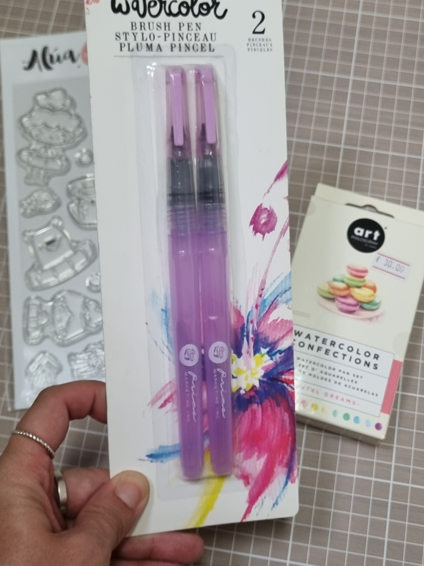 Conjunto de 2 canetas pincel para aquarela lilás em embalagem branca com ilustração floral