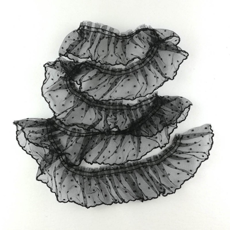 Tecido preto transparente com pontos e babados sobre fundo branco