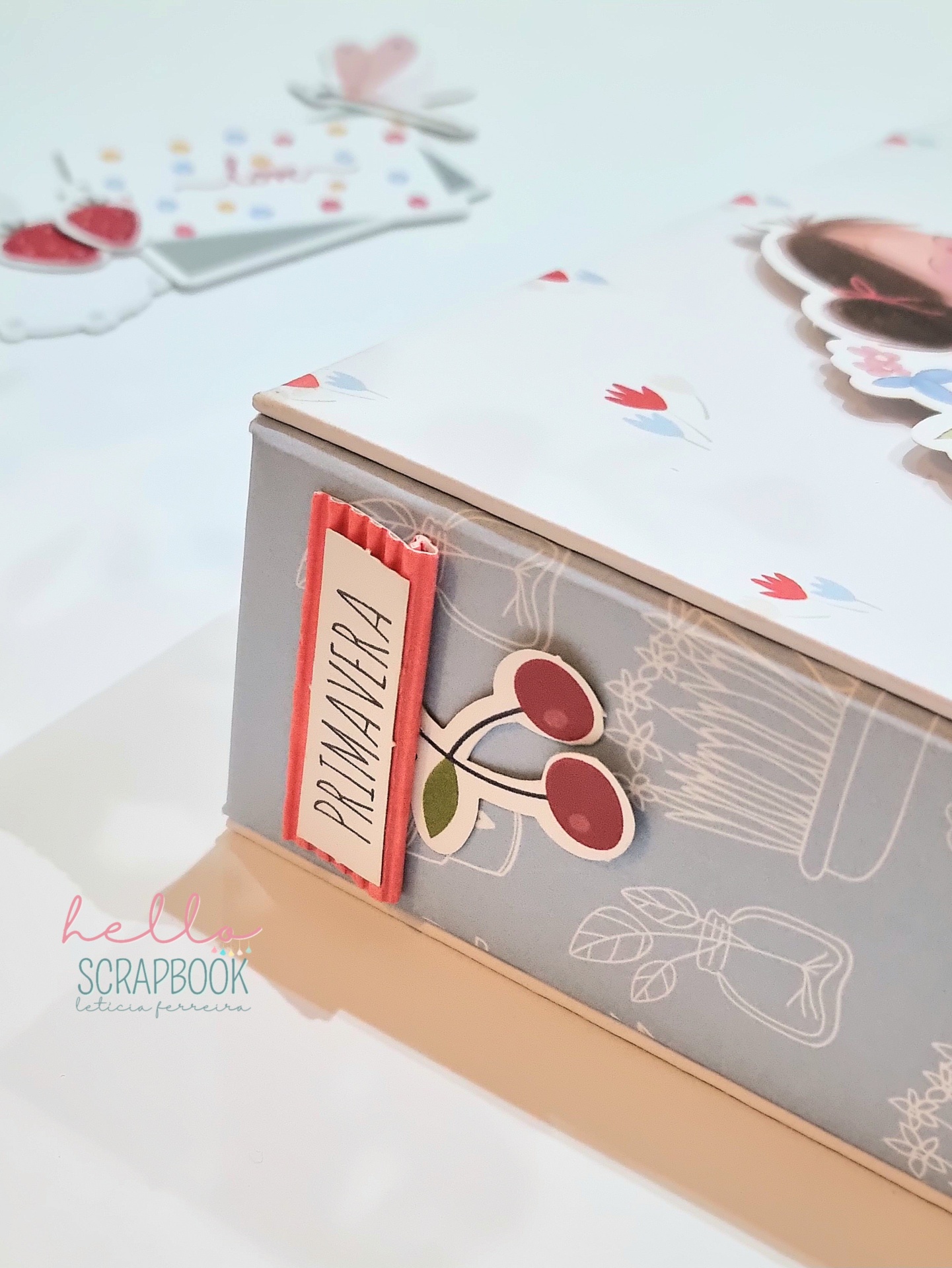 Caixa decorativa de scrapbook com etiqueta PRIMAVERA e ilustrações de flores