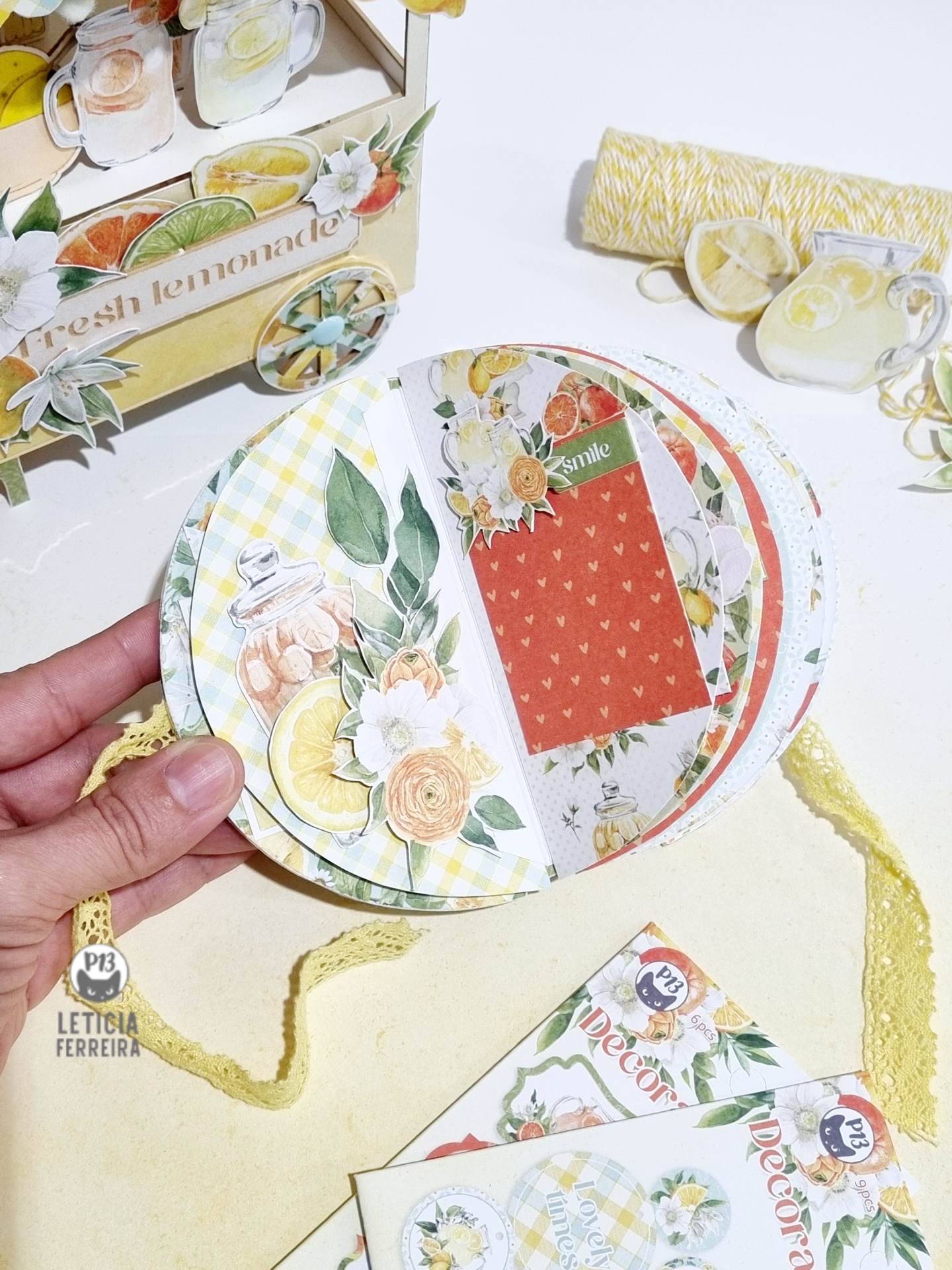 Cartões decorativos redondos com temas florais e de limonada sobre mesa branca