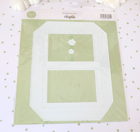 Molde branco de costura com duas janelas rectangulares e flores brancas, em embalagem sobre fundo verde claro com bolinhas brancas.