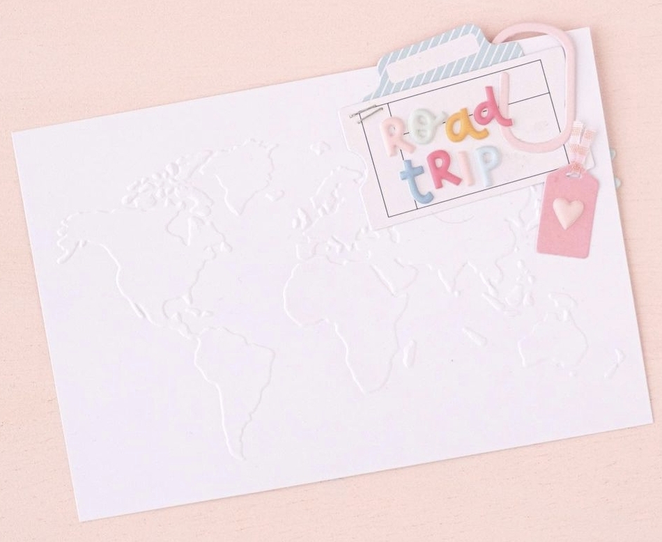 Cartão branco com relevo mapa mundi e decoração com texto Road Trip