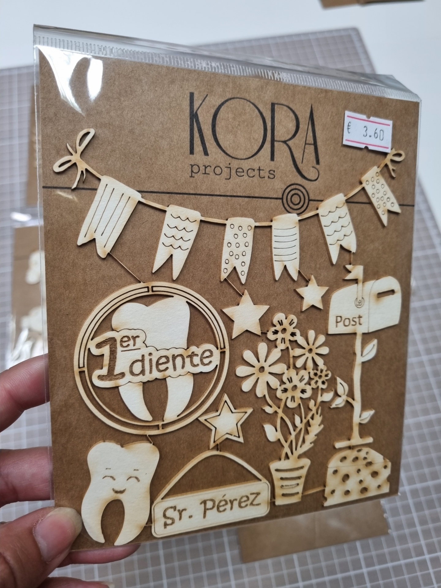 Conjunto de recortes em madeira clara com desenhos diversos em embalagem plástica