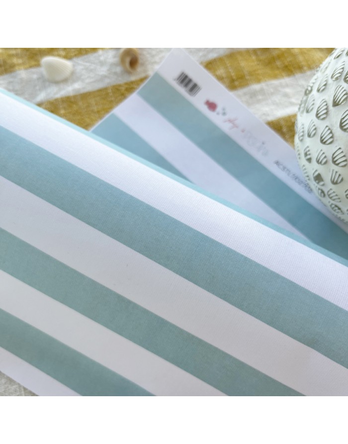 tecido com riscas largas em azul claro branco e cinza com etiqueta