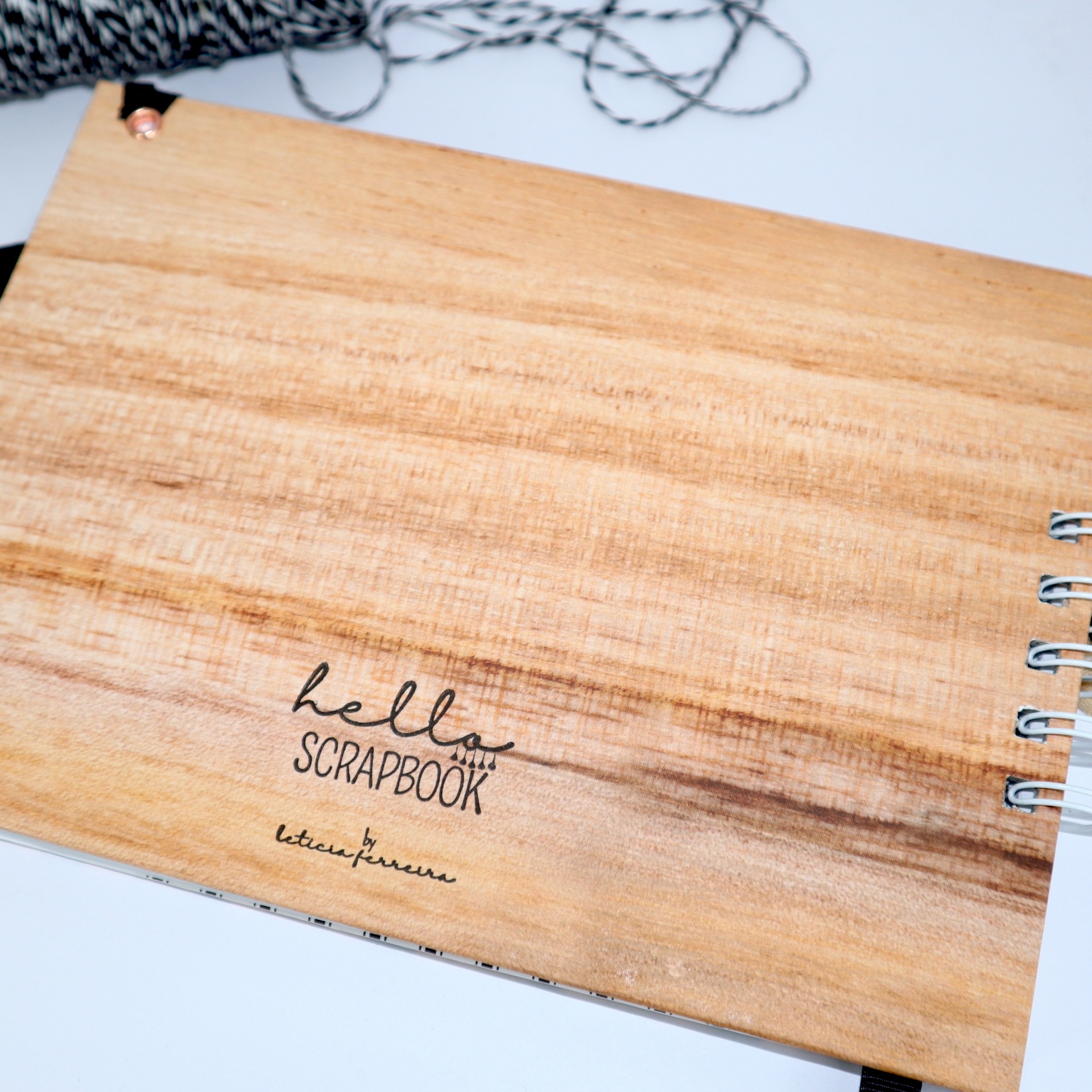 Álbum de scrapbook com capa de madeira clara e texto 'hello SCRAPBOOK'