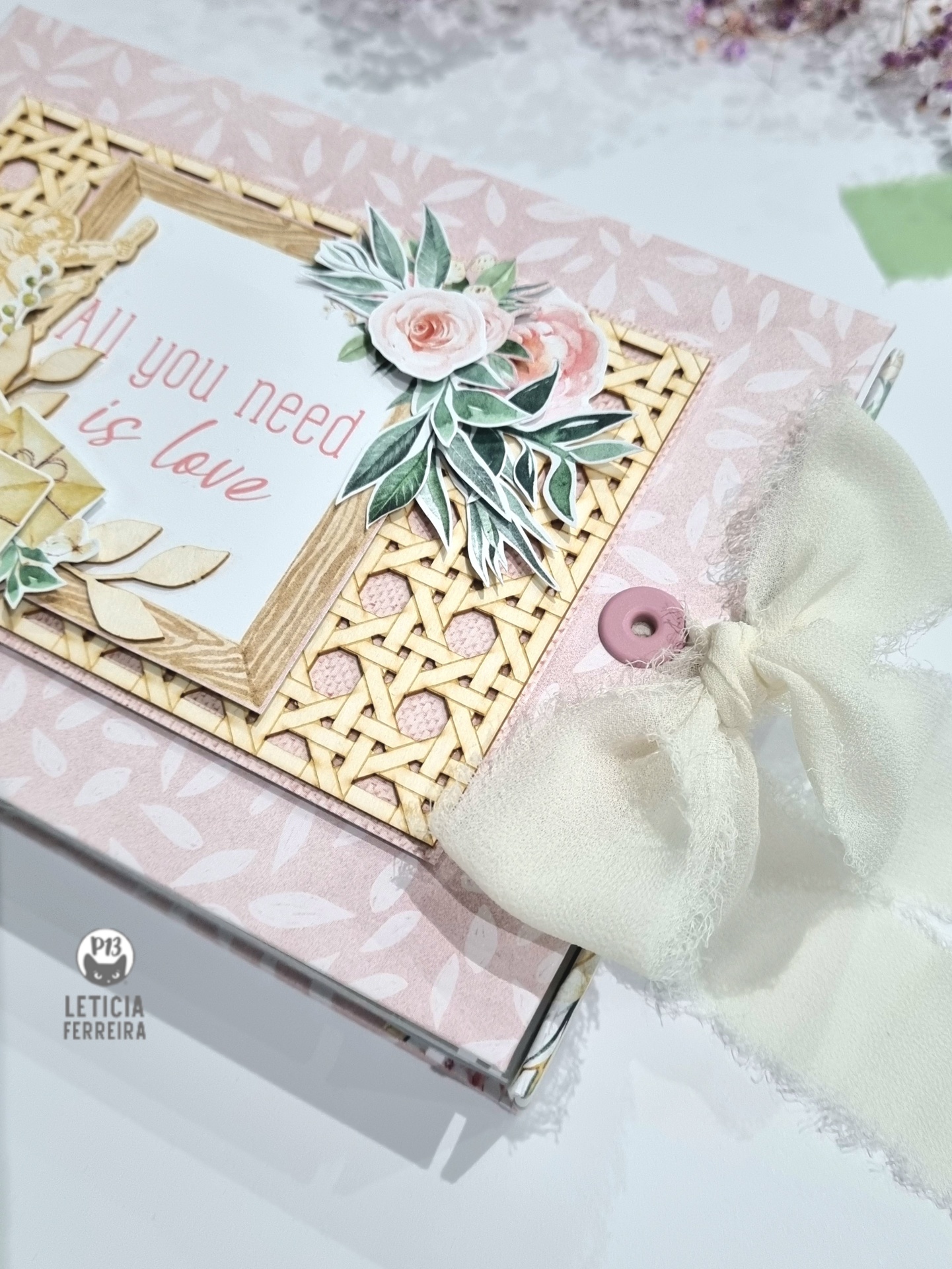 álbum decorativo com capa rosa claro e laço branco