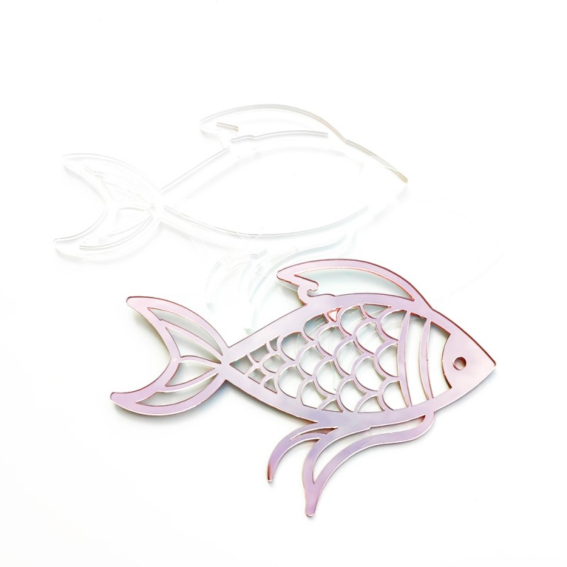 Peixe decorativo translúcido rosa e branco com padrão de escamas