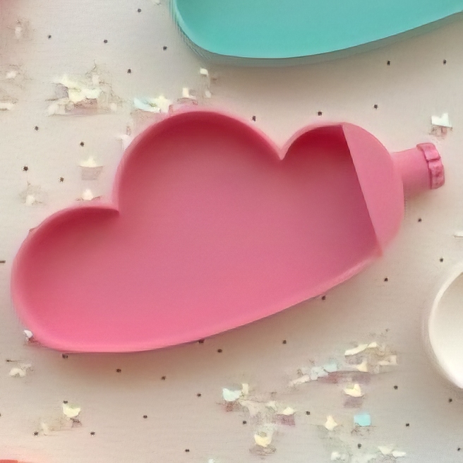 Tabuleiro rosa em forma de nuvem com padrão de pontos e pedaços brilhantes no fundo
