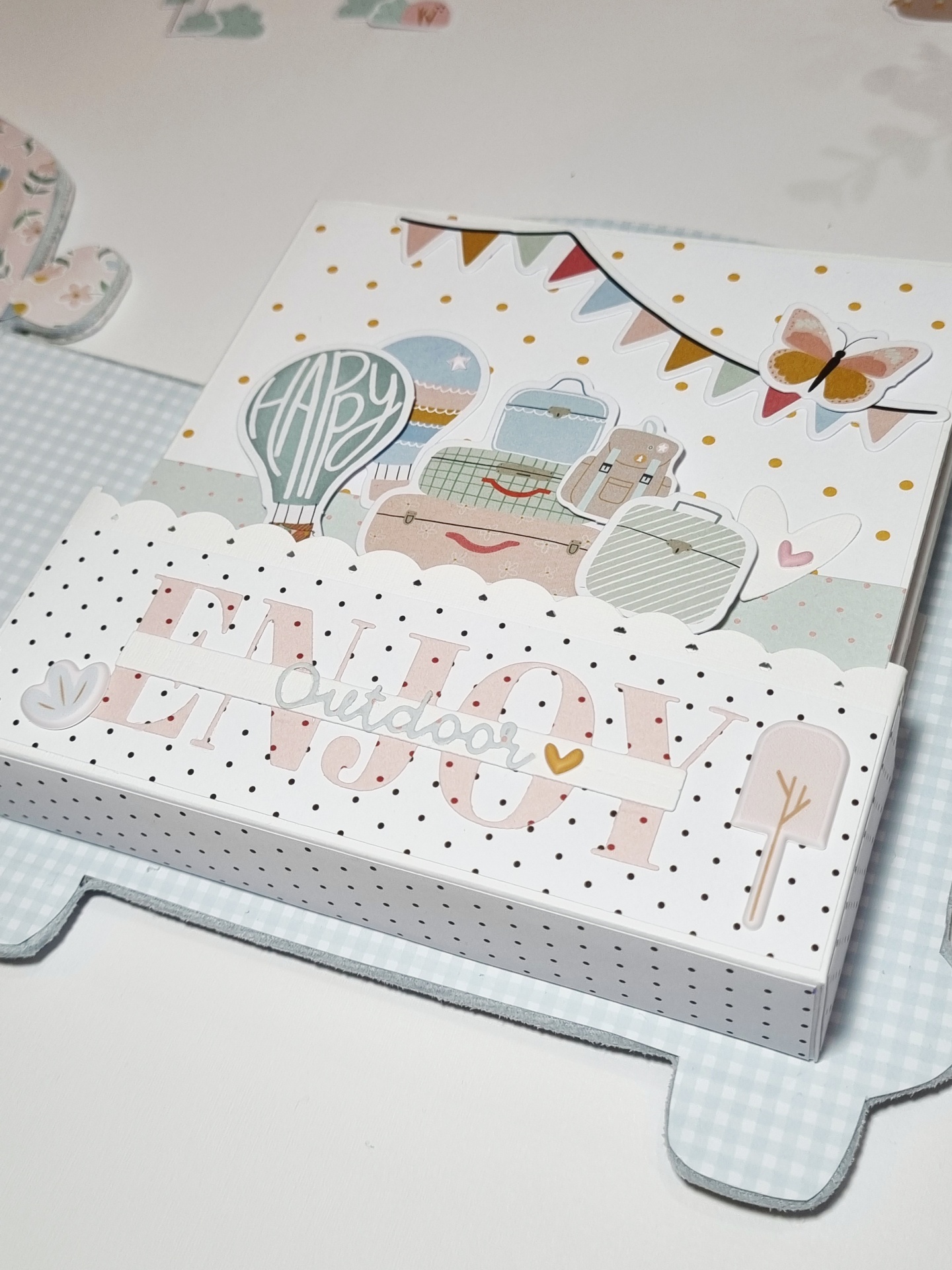 Caixa decorativa com ilustrações de viagem e balões de ar quente