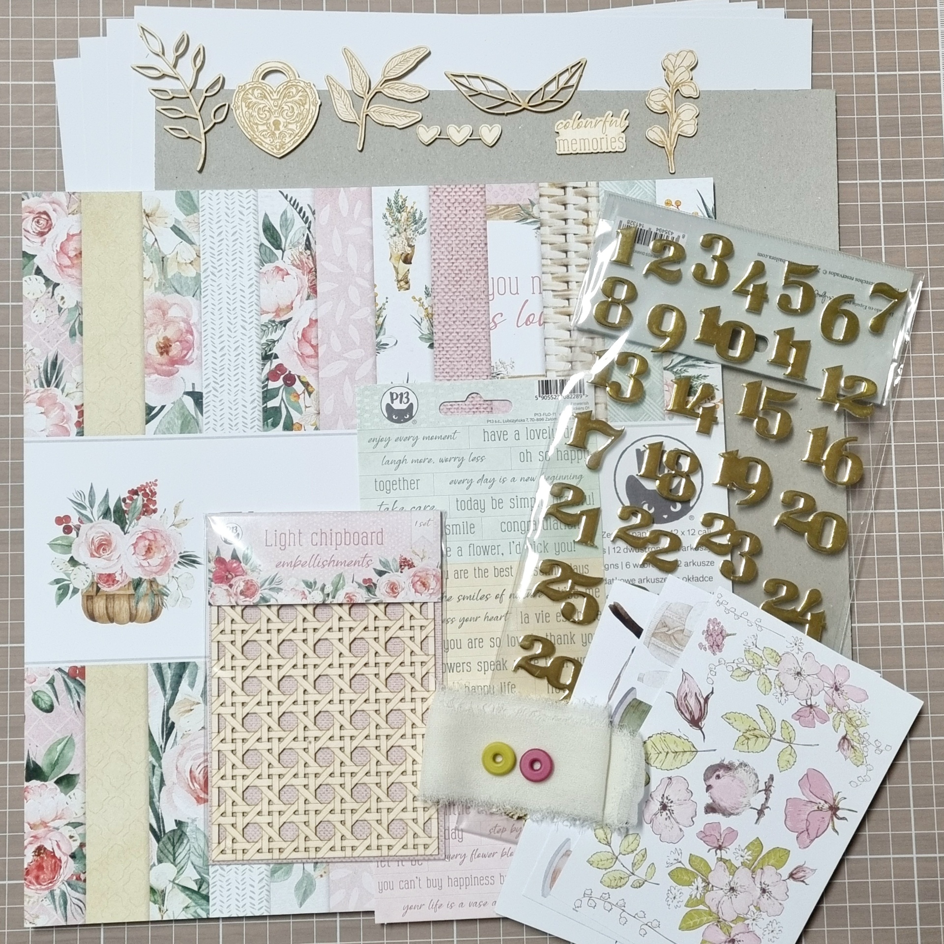 Materiais de papelaria e decoração artesanal com padrões e formas florais