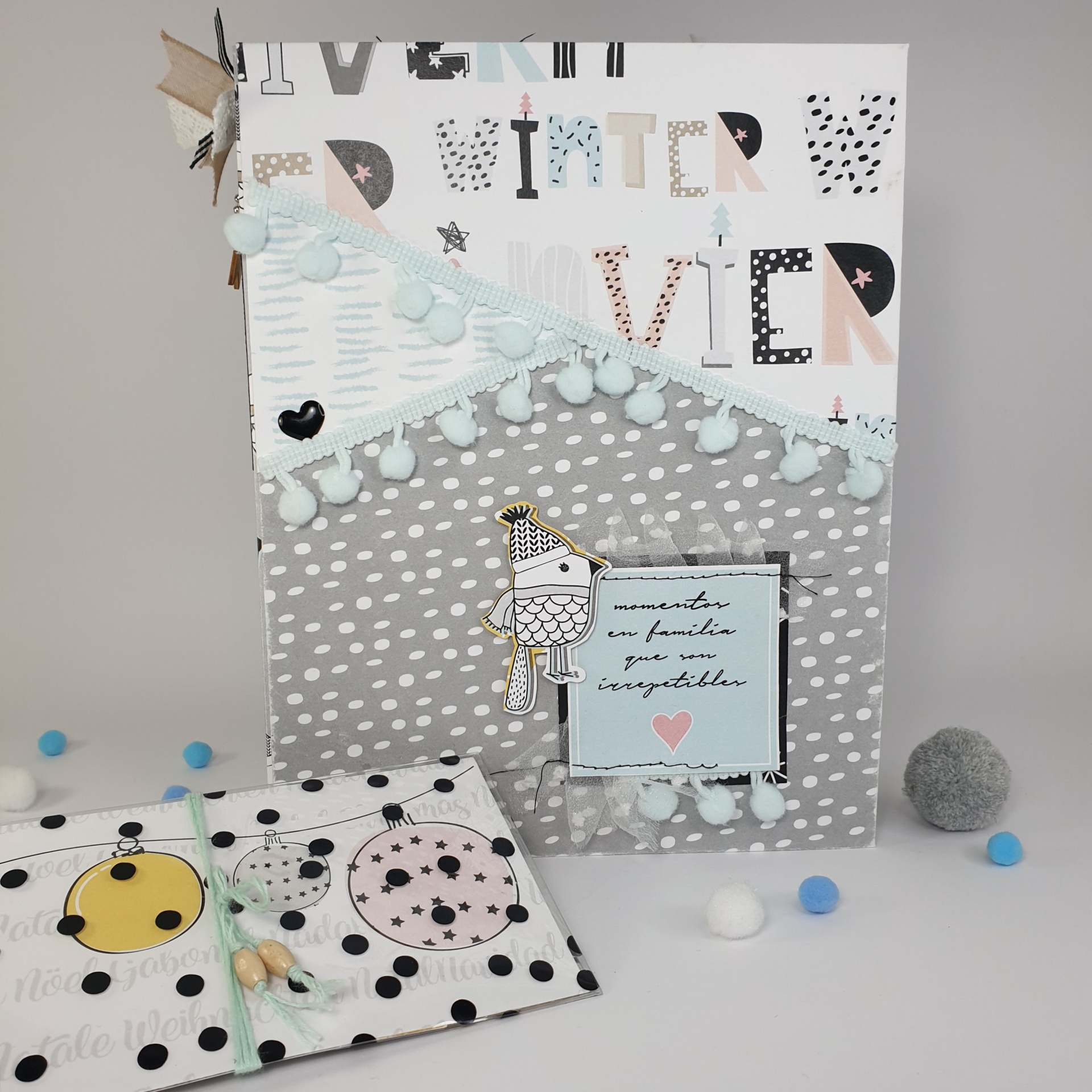 Livro de recordações com design colorido e fita de pompons azuis