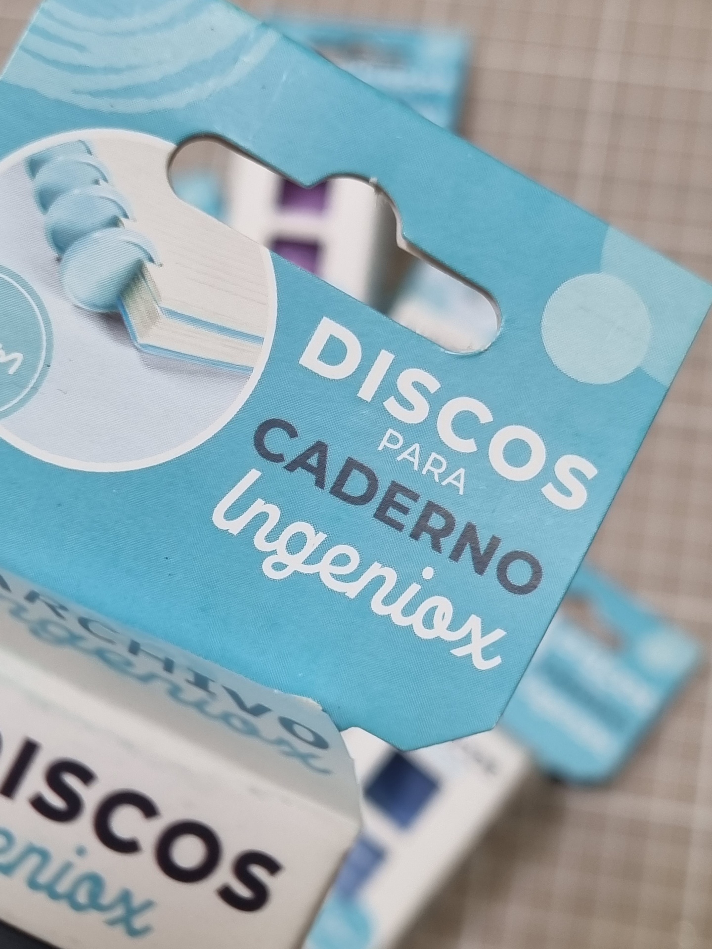 Caixa azul de discos para caderno Ingeniox com texto e imagem do disco plástico