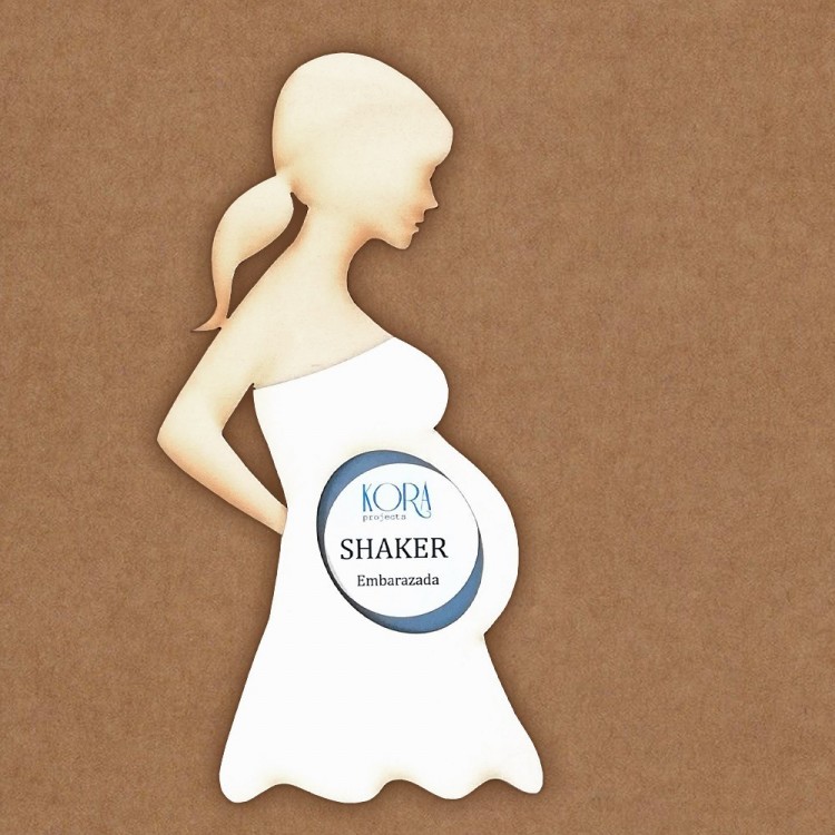Figura recortada de mulher grávida com vestido branco e texto KORA SHAKER Embarazada no centro da barriga