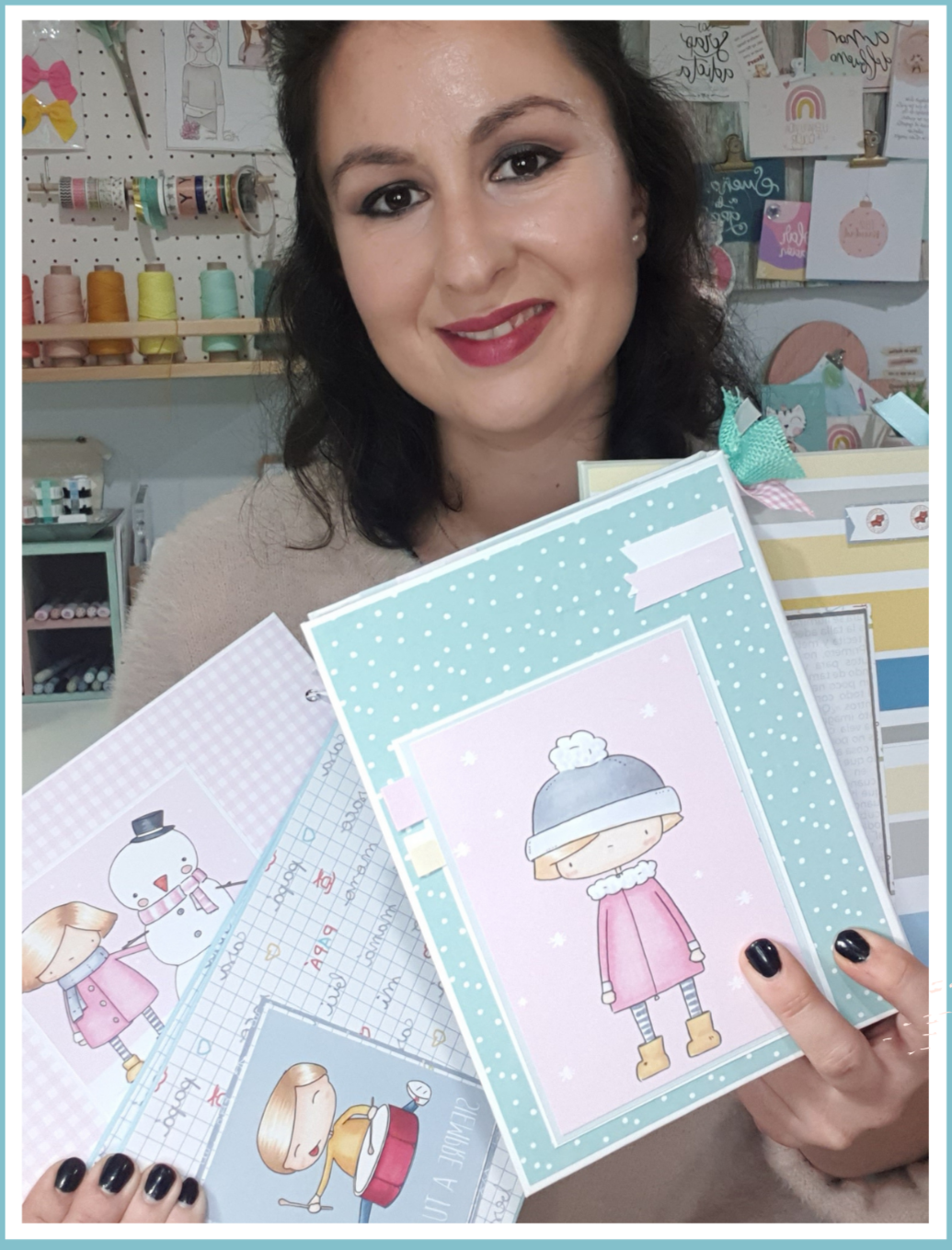 Mulher com cadernos decorados em cores pastel com ilustrações infantis